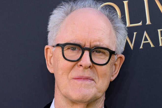 John Lithgow wird zu Albus Dumbledore.