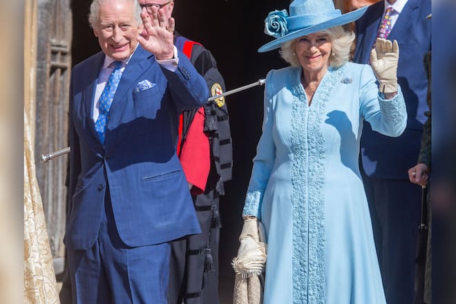 König Charles und seine Ehefrau Camilla erschienen in Blau beim Ostergottesdienst.