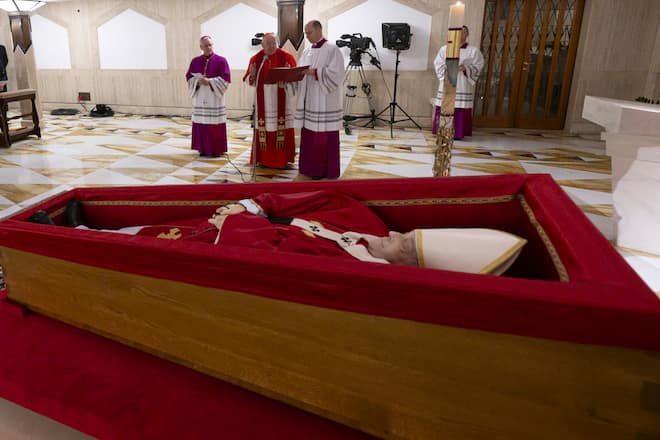 Papst Franziskus wurde im offenen Sarg aufgebahrt.