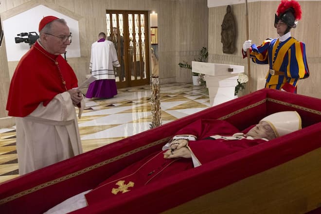 Der Leichnam von Papst Franziskus ist aktuell in einer privaten Kapelle im Vatikan aufgebahrt.