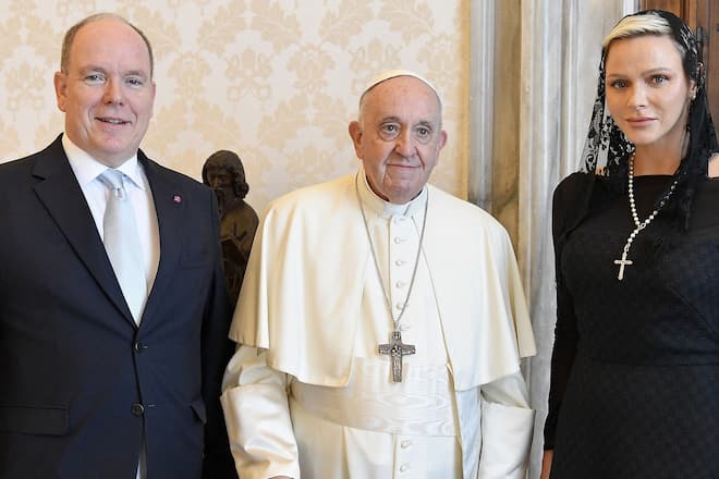 Fürst Albert II. und Fürstin Charlène mit Papst Franziskus im Juli 2022.