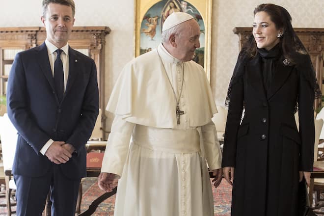 Papst Franziskus (m.) mit Königin Mary und König Frederik X. im Jahr 2018.