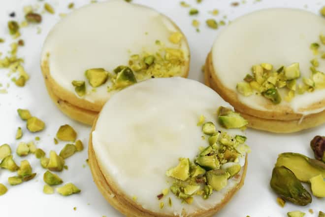 Sehen aus wie vom Konditor gebacken, doch gelingen auch daheim - in 90 Minuten sind diese Pistazienkekse fertig.