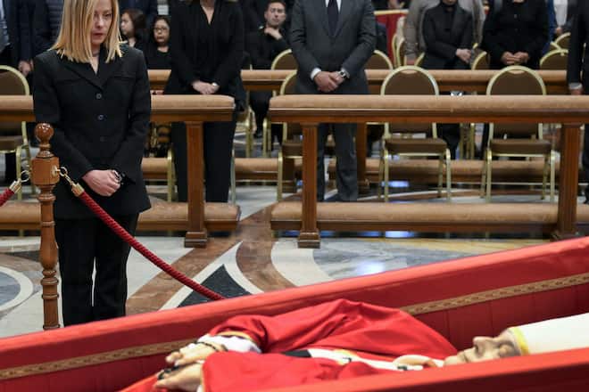 Giorgia Meloni am Sarg von Papst Franziskus.