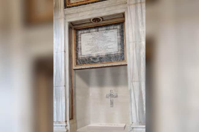 So sieht das Grab von Papst Franziskus aus.