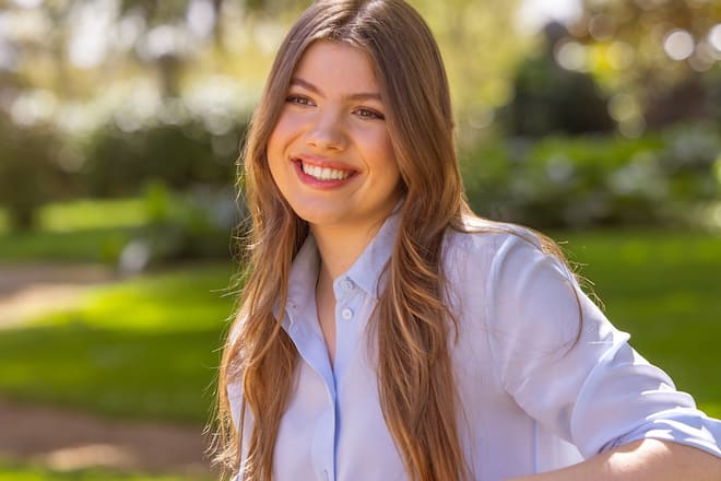 Mit offenen Haaren und hellblauer Bluse: Prinzessin Sofia hat im Garten des Zarzuela-Palastes in Madrid ein Fotoshooting absolviert.