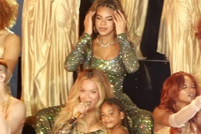 Beyoncé holt zum Auftakt ihrer «Cowboy Carter»-Tour ihre beiden Töchter Blue Ivy und Rumi auf die Bühne.