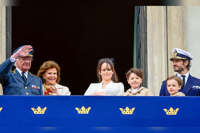 Carl Gustaf (li.) feierte seinen Geburtstag unter anderem mit Sohn Carl Philip (re.) und dessen Familie.
