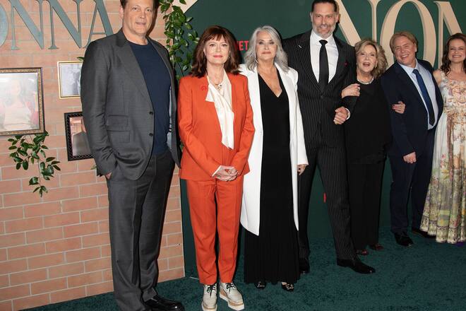 Susan Sarandon neben Vince Vaughn (li.) bei der «Nonnas»-Premiere.