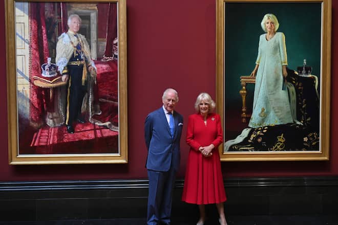 König Charles und Königin Camilla zeigen sich mit ihren neuen Porträts.