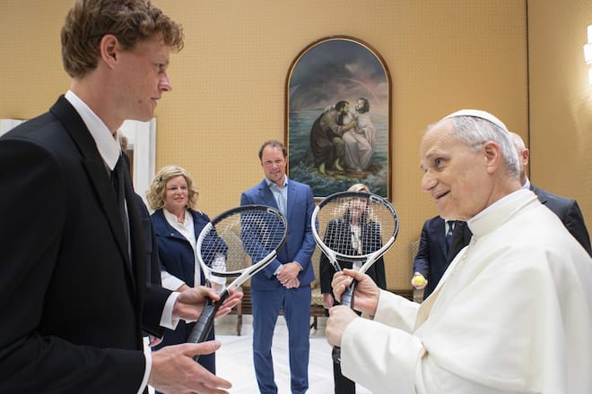 Jannik Sinner und Papst Leo XIV. im Vatikan.