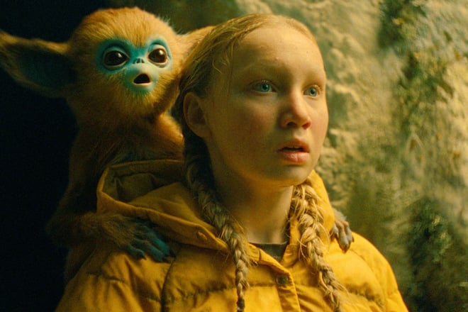 Helena Zengel und das Ochi-Baby in «Die Legende von Ochi».