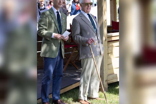 König Charles (re.) und Bruder Prinz Edward in Windsor.