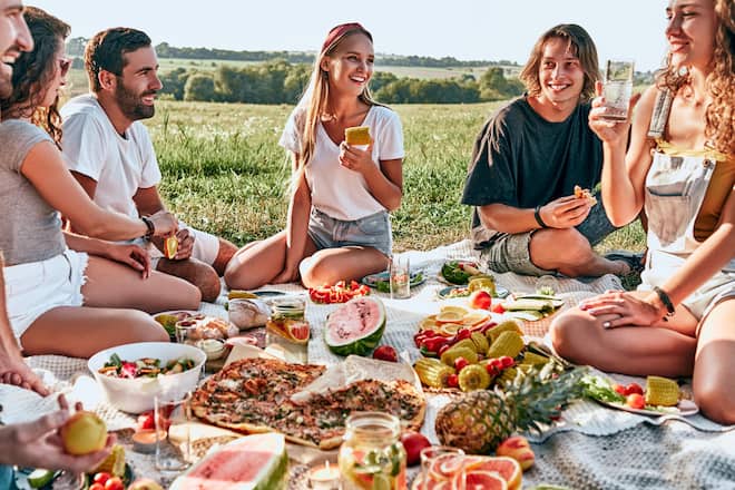 Sommer ist Picknick-Zeit - und am besten schmeckt es, wenn jeder etwas mitbringt.