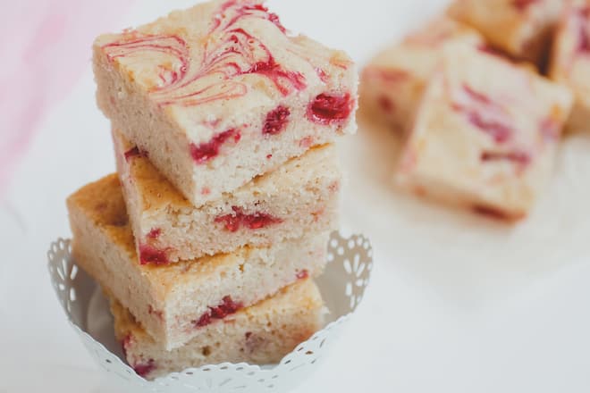Der fruchtige Twist: Himbeeren verfeinern das kleine Gebäck.