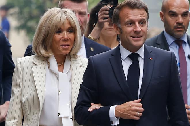 Arm in Arm und Krisen-Gerüchten zum Trotz: Emmanuel und Brigitte Macron.