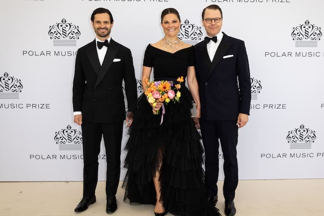 Kronprinzessin Victoria strahlte bei der Preisverleihung am 27. Mai zwischen Bruder Carl Philip (l.) und ihrem Mann Daniel.