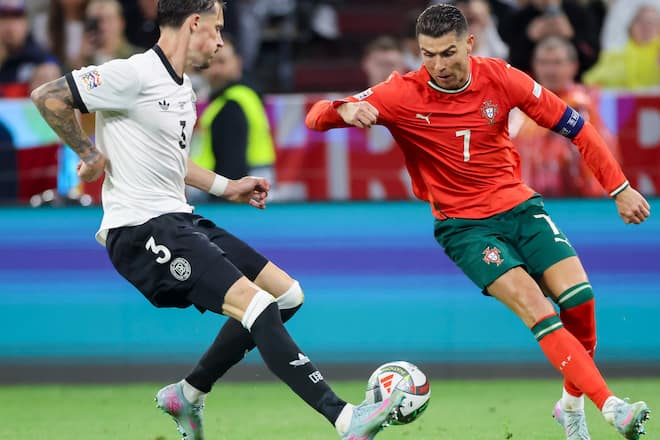 Robin Koch (l.) im Zweikampf mit Cristiano Ronaldo: Rund zehn Millionen Menschen schalteten im ZDF die Niederlage der DFB-Elf ein.