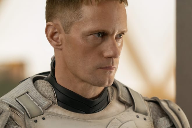 Alexander Skarsgård in seiner Rolle als geschlechtsloser «Murderbot».
