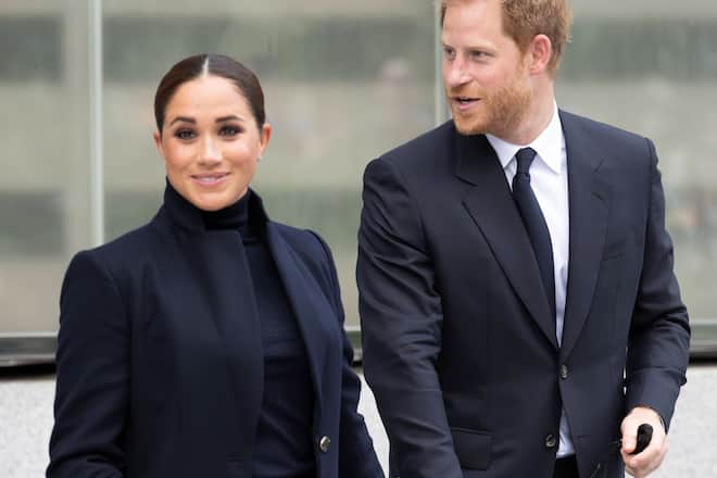 Prinz Harry und Herzogin Meghan haben sich offenbar von vier Angestellten getrennt.