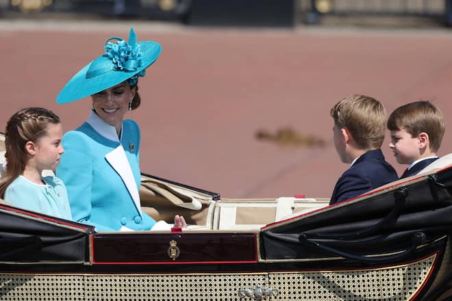 Prinzessin Kate sitzt neben Tochter Charlotte, gegenüber die Jungs Prinz George und Prinz Louis.