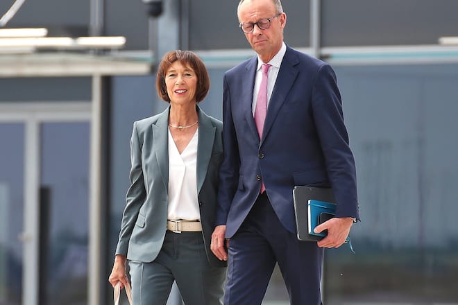 Beim Abflug in Berlin trug Charlotte Merz bereits den grauen Anzug, mit dem sie dann auch in Kanada neben ihrem Mann Friedrich Merz aus dem Flugzeug stieg.