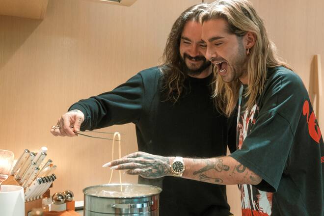 Auch in der Fortsetzung ihrer Realityserie «Kaulitz & Kaulitz» zeigen sich Tom und Bill Kaulitz wieder sehr nahbar, etwa beim gemeinsamen Spaghettikochen.