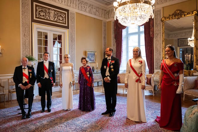 Die norwegische Königsfamilie mit Emmanuel und Brigitte Macron (2. und 3. v.l.).