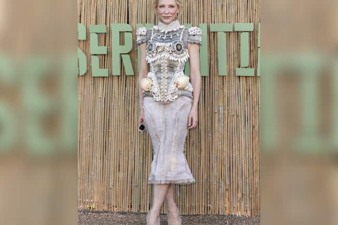 Cate Blanchett im muschelverzierten Korsett-Look.