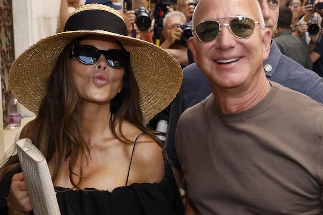 Luftküsse und strahlende Gesichter: Jeff Bezos und Lauren Sánchez Bezos am Nachmittag in Venedig.