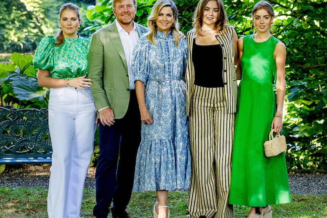 Die niederländische Königsfamilie - Amalia, Willem-Alexander, Máxima, Ariane und Alexia (v.l.) - posierte im Schlossgarten.