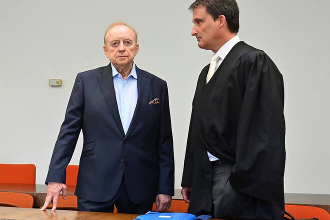 Zweiter Prozesstag (1. Juli) im Strafverfahren gegen Alfons Schuhbeck (l.) wegen des Verdachts des Subventionsbetrugs vor dem Landgericht München.