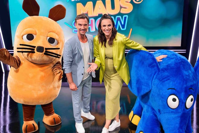 Esther Sedlaczek posierte Anfang Mai beim Fotoshooting im Rahmen der Generalprobe für «Die grosse Maus-Show» mit Florian Silbereisen und den Walking Acts Maus und Elefant. Die Sendung läuft am Samstag, 5. Juli.