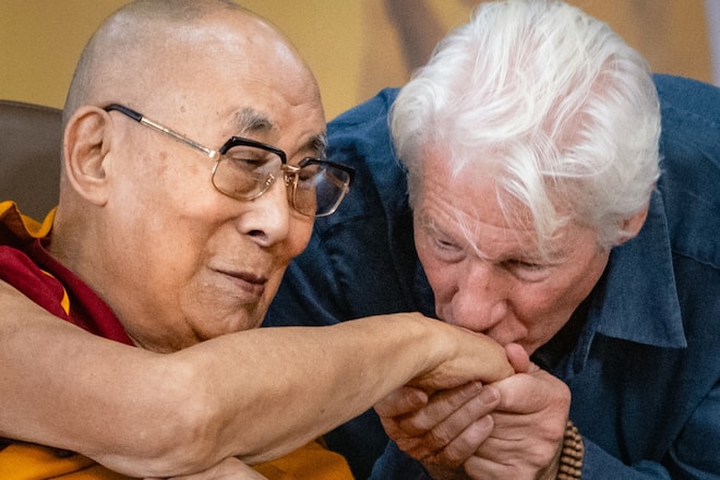 Mit einem Handkuss würdigt Richard Gere den nun 90 Jahre alten Dalai Lama (l.).