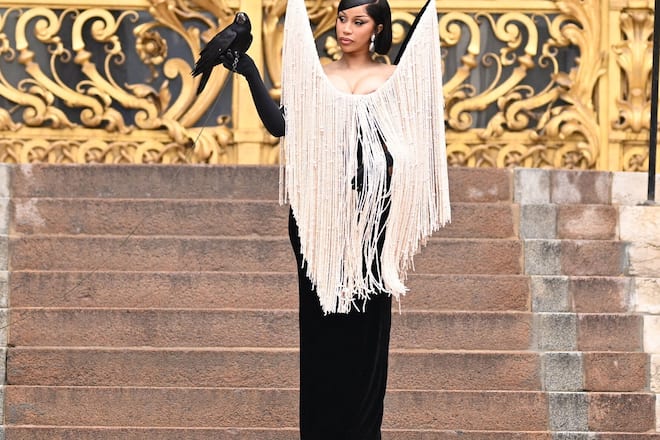 Cardi B wählte für die Haute-Couture-Show von Schiaparelli einen besonders auffälligen Look.