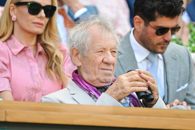 Bestens ausgestattet: Sir Ian McKellen samt Fernglas bei der Wimbledon-Partie von Laura Siegemund.