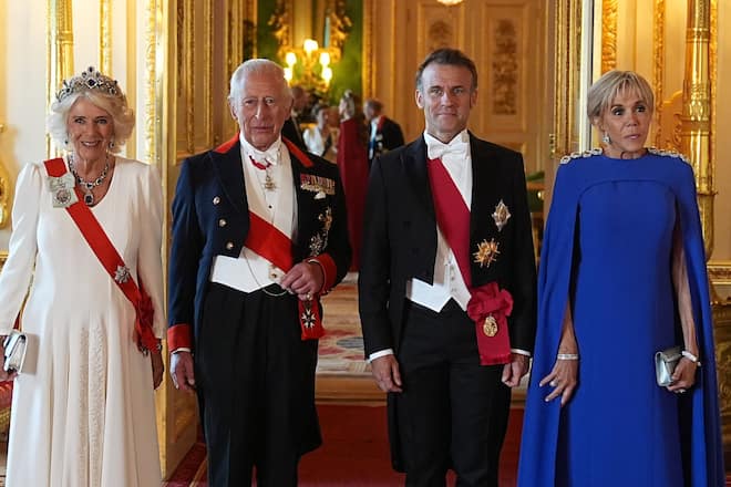 Königin Camilla und König Charles an der Seite ihrer Gäste Emmanuel und Brigitte Macron.