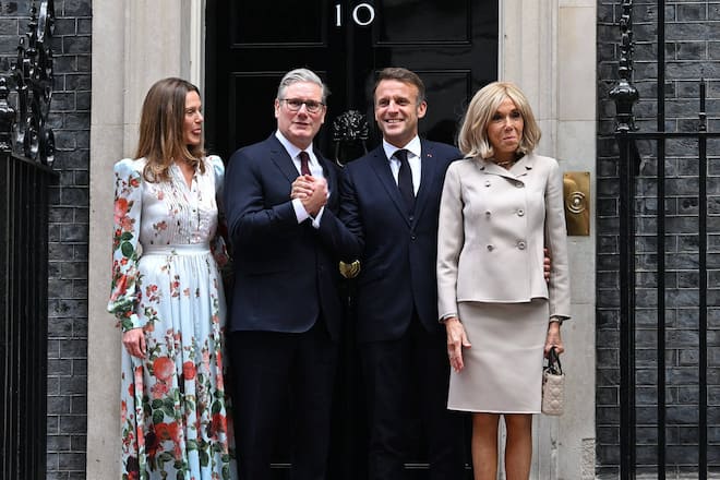Vor der berühmten Downing Street Nr. 10. demonstrierten Premierminister Keir Starmer (li.) und Emmanuel Macron Einigkeit. Ob das auch hinter der Tür der Fall war?