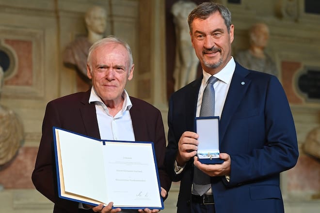 Erst der Bayerische Verdienstorden, kurz darauf die Trainer-Rente für Hermann Gerland (li.)