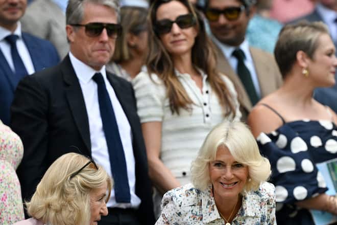 Königin Camilla besuchte Wimbledon ohne Charles - dafür im Beisein von Hugh Grant.