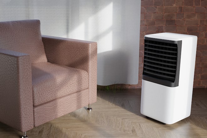 Eine mobile Klimaanlage bringt im Sommer kühle Luft - allerdings zu hohen Stromkosten.