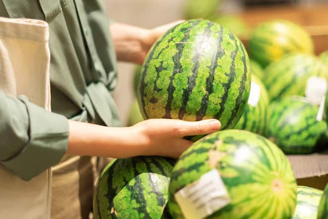 Eine reife Wassermelone zu erkennen, kann ein kleines Kunststück sein.