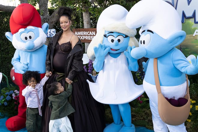 Hingucker auf dem blauen Teppich: Rihanna mit ihren kleinen Söhnen und einigen Schlumpffiguren.