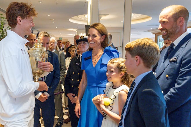 Kate, William und die Kinder mit Jannik Sinner (r.).