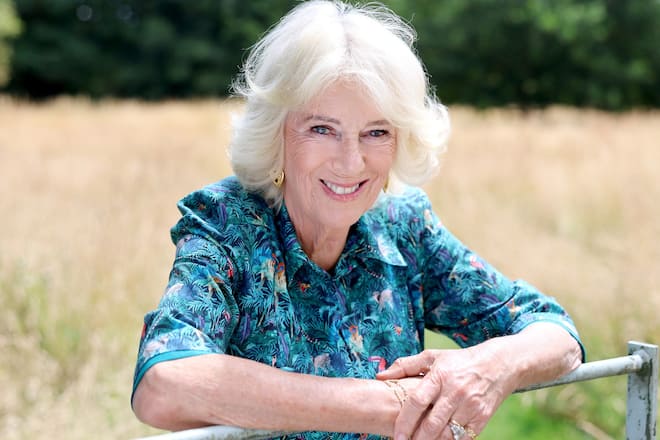 Königin Camilla lächelt in ihrem neuesten Porträt in die Kameras.