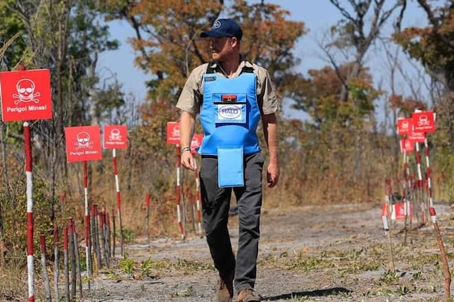Prinz Harry läuft für den HALO Trust durch ein Minenfeld in Angola.