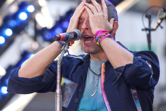 Dass eine Kiss-Cam bei seinem Konzert eine angebliche Affäre eines Tech-CEOs enthüllte, war Chris Martin spürbar unangenehm.