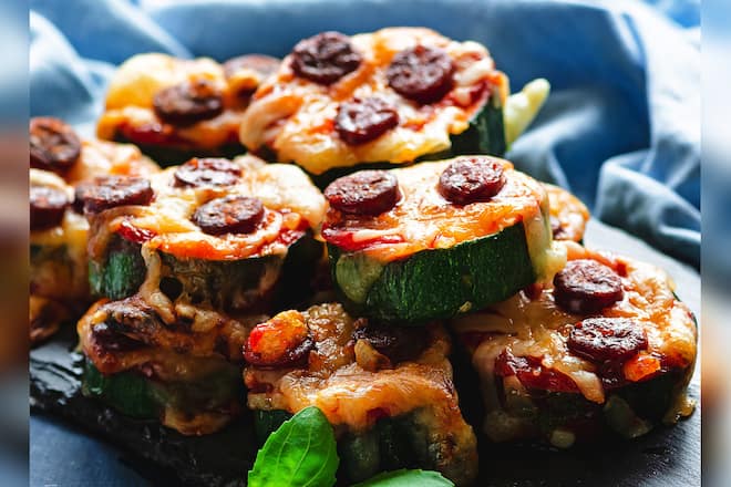 Weniger Kohlenhydrate trotz vollem Geschmack: Diese Bites sind eine gute Pizza-Alternative.