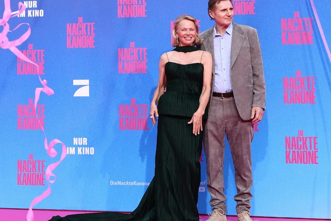 Pamela Anderson und Liam Neeson bei der Deutschlandpremiere von «Die nackte Kanone» am Donnerstag in Berlin.