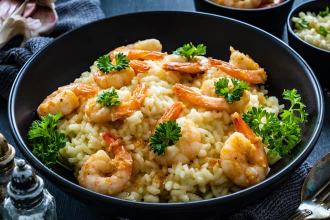 Spinat-Risotto mit Garnelen - ein Augenschmaus, der alle Sinne verführt.